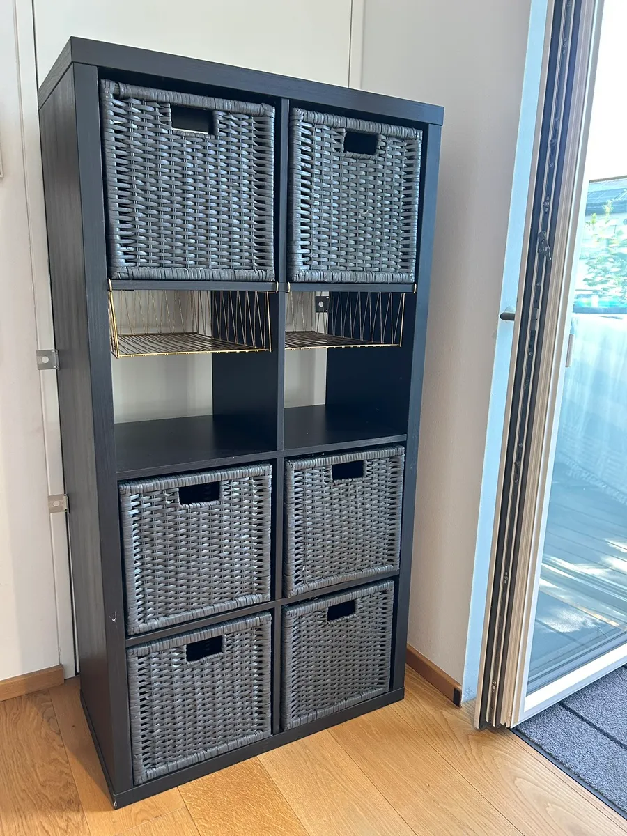 IKEA KALLAX Regal 2x4 Schwarzbraun inkl. 6 Körbe + 2 Drahtkörbe, € 50,- (1130 Wien)