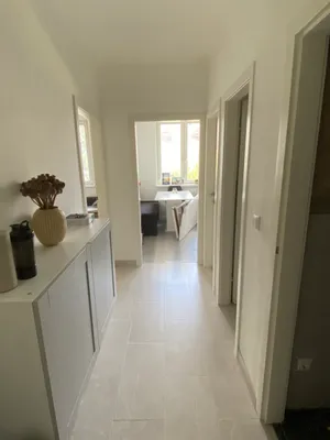 Renovierte helle Single oder Pärchenwohnung neben U1 Neulaa