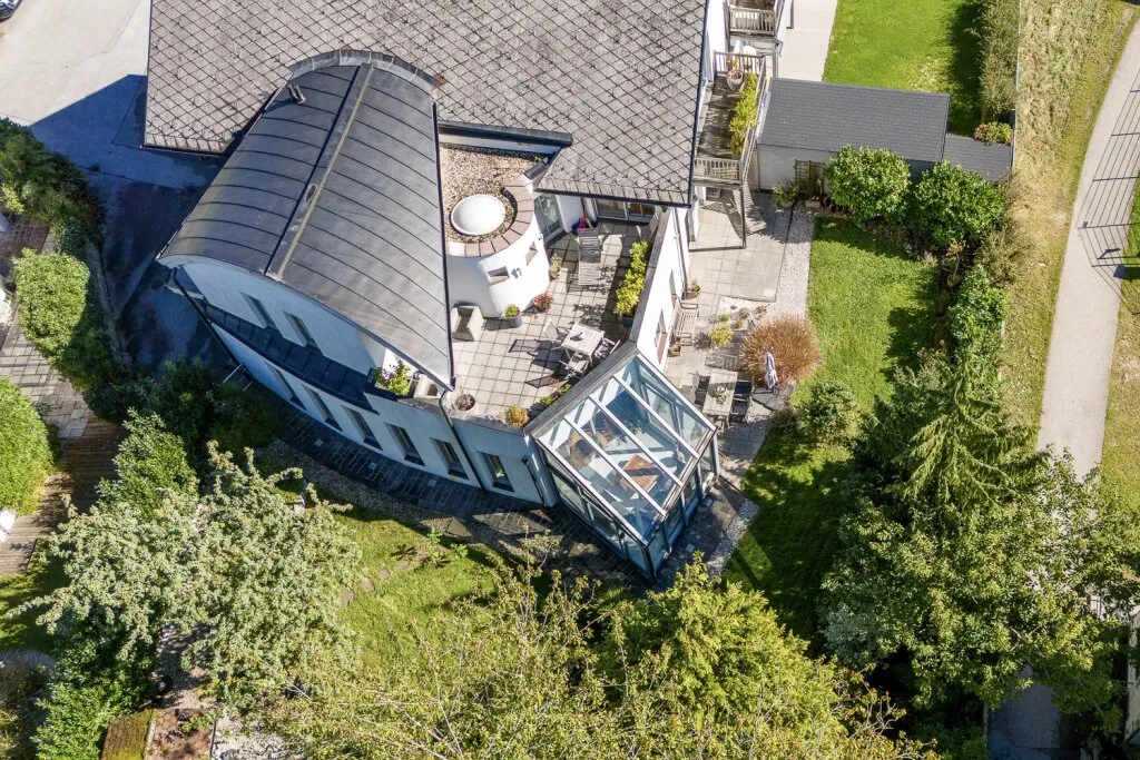 RESERVIERT - NEUER PREIS - PREMIUM Wohnen am Mondsee - Seenähe - Haus im Haus - 270 m² Wohnfläche, Wintergarten, Eigengarten und Garage - Ansicht 2