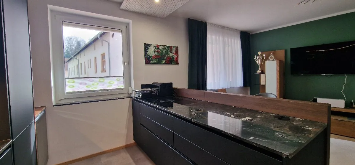 Koffer packen und Einziehen. Hochwertig umfassend sanierte voll ausgestattete Wohnung im Zentrum von Mürzzuschlag - Ansicht 3