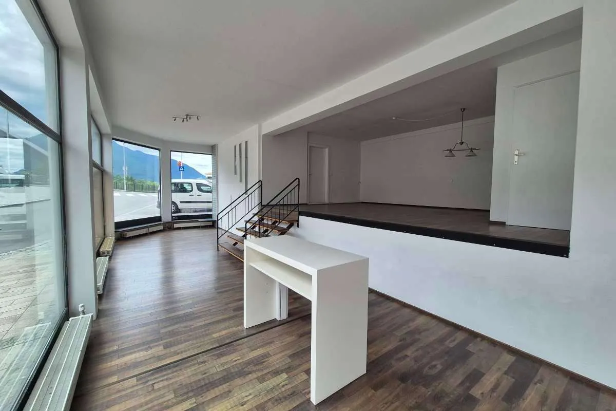 Sichtbares Geschäftslokal / Lager / Büro / Praxis in zentraler Lage Ebensee - 100 m² mit Schaufenster - Ansicht 2