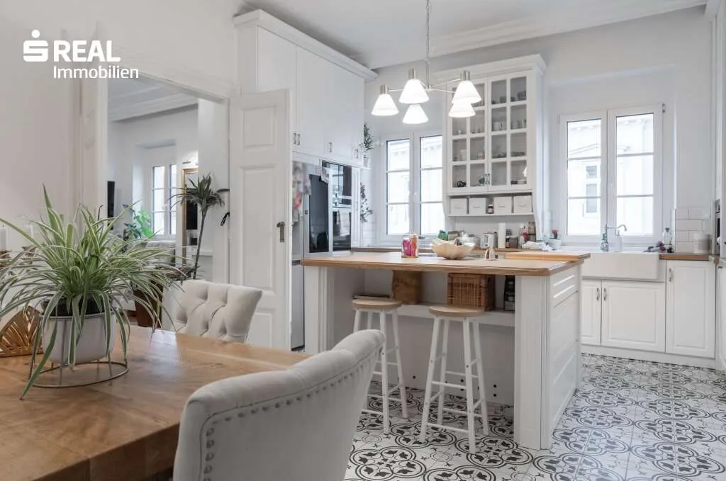 EXKLUSIVE 4 ZIMMER-ALTBAUWOHNUNG MIT TERRASSE IN BESTLAGE - Ansicht 2