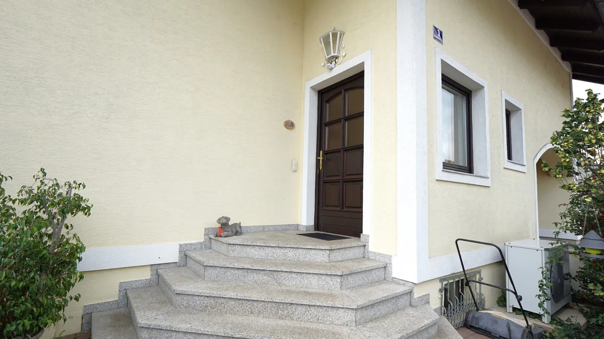 Charmantes Einfamilienhaus mit Gartenidylle in Vöcklabruck - Ansicht 2