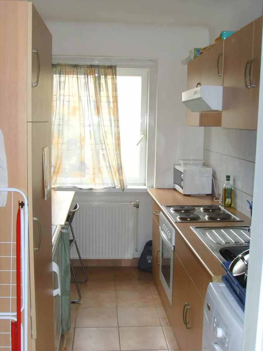2Zimmer - Wohnung Zimmer getrennt begehbar zu mieten nur die Küche ist möbliert – pohled 2