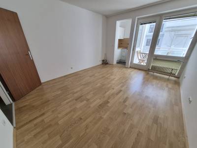 GARCONNIERE MIT LOGGIA IN TOPLAGE NÄHE KARLSPLATZ! HOFSEITIGE RUHELAGE! 3. LIFTSTOCK!