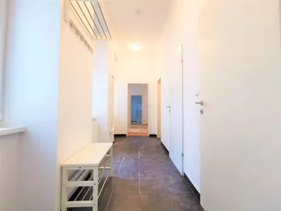 Modern möblierte, traumhafte 2-Zimmer-Wohnung mit Balkon! Kurzeitvermietung! – Bild 2