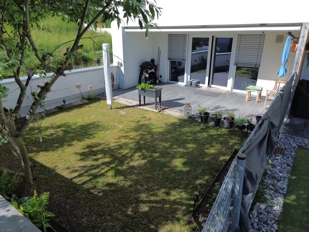 Attersee-Feeling trifft Wohnkomfort! Exklusive Maisonette-Wohnung mit Eigengarten und Tiefgaragenstellplatz in begehrter Lage von Seewalchen - Ansicht 3