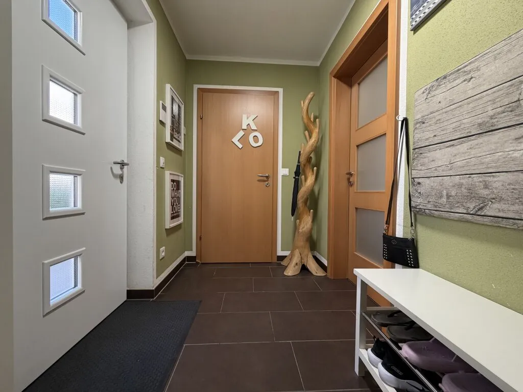 Attersee-Feeling trifft Wohnkomfort! Exklusive Maisonette-Wohnung mit Eigengarten und Tiefgaragenstellplatz in begehrter Lage von Seewalchen - Ansicht 2