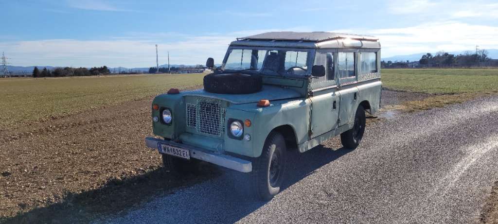 Land Rover Defender 109 SUV / Geländewagen