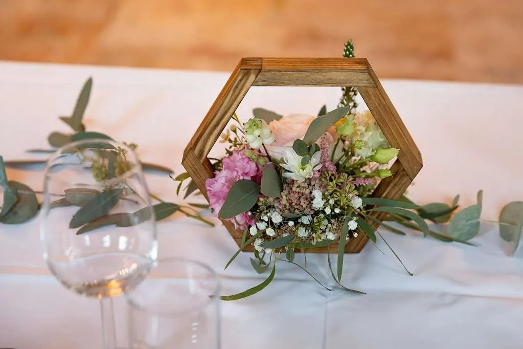 Tischdeko Gesteck Sechseck Holz Hochzeit Geburtstag Blumen 10 Stk, € 99,- (2512 Oeynhausen)