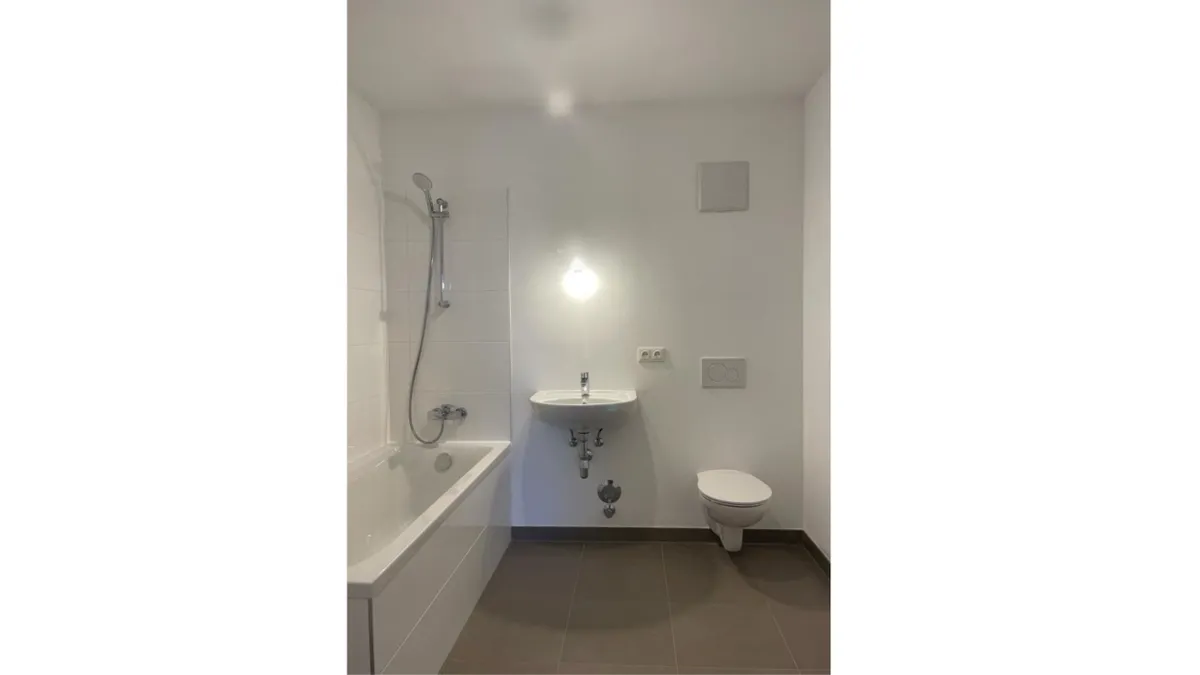 Geräumige 3-Zimmer-Wohnung mit Garten und eigenem Stellplatz – pohled 2