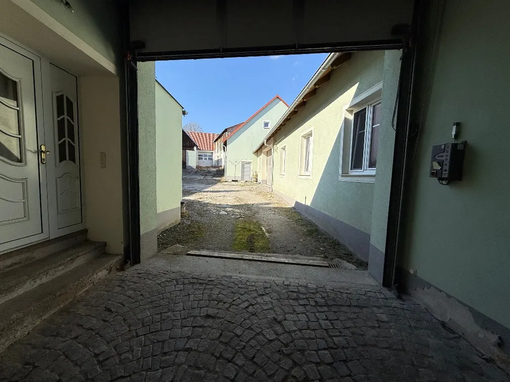 Vielseitiges Wohnhaus mit zwei Einheiten & großem Grundstück und Nebengebäuden, Privatverkauf – pohled 2