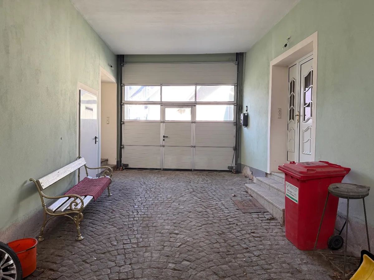 Vielseitiges Wohnhaus mit zwei Einheiten & großem Grundstück und Nebengebäuden, Privatverkauf – pohled 3