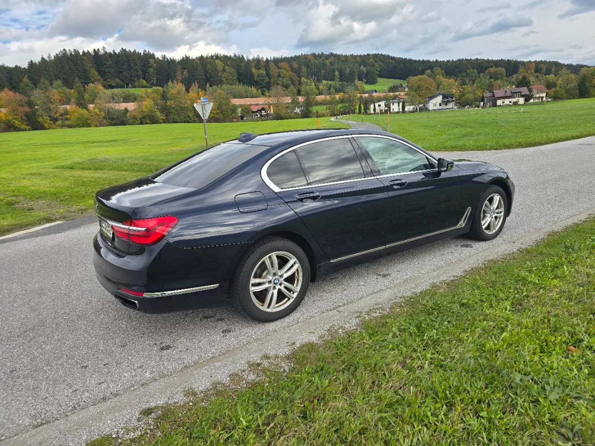 BMW 7 Series 2016 photo 2