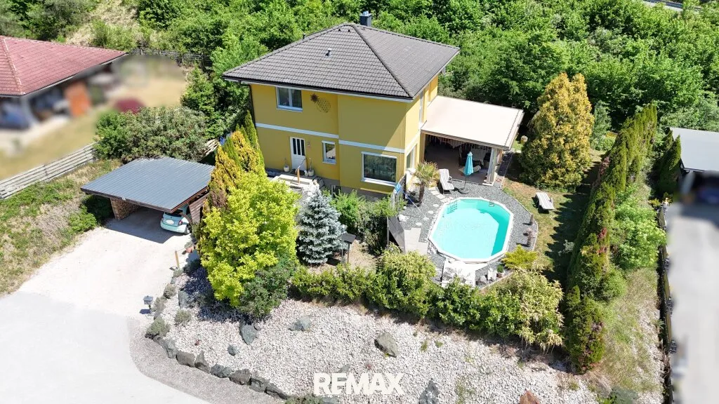 Energieeffizientes Einfamilienhaus in erhöhter Aussichtslage mit Pool - Ansicht 2