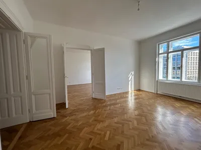 TRAUMHAFTES SANIERTES ALTBAUBÜRO NÄHE ROCHUSMARKT!
