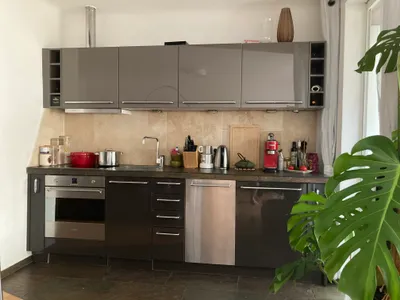 Möblierte Dachgeschosswohnung mit Garten, Klima und Heimkino – Bild 3