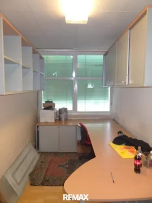 8-Zimmer-Gewerbeimmobilie mieten in Innsbruck-Land – 199 m², € 2.436 – Bild 2 von 2
