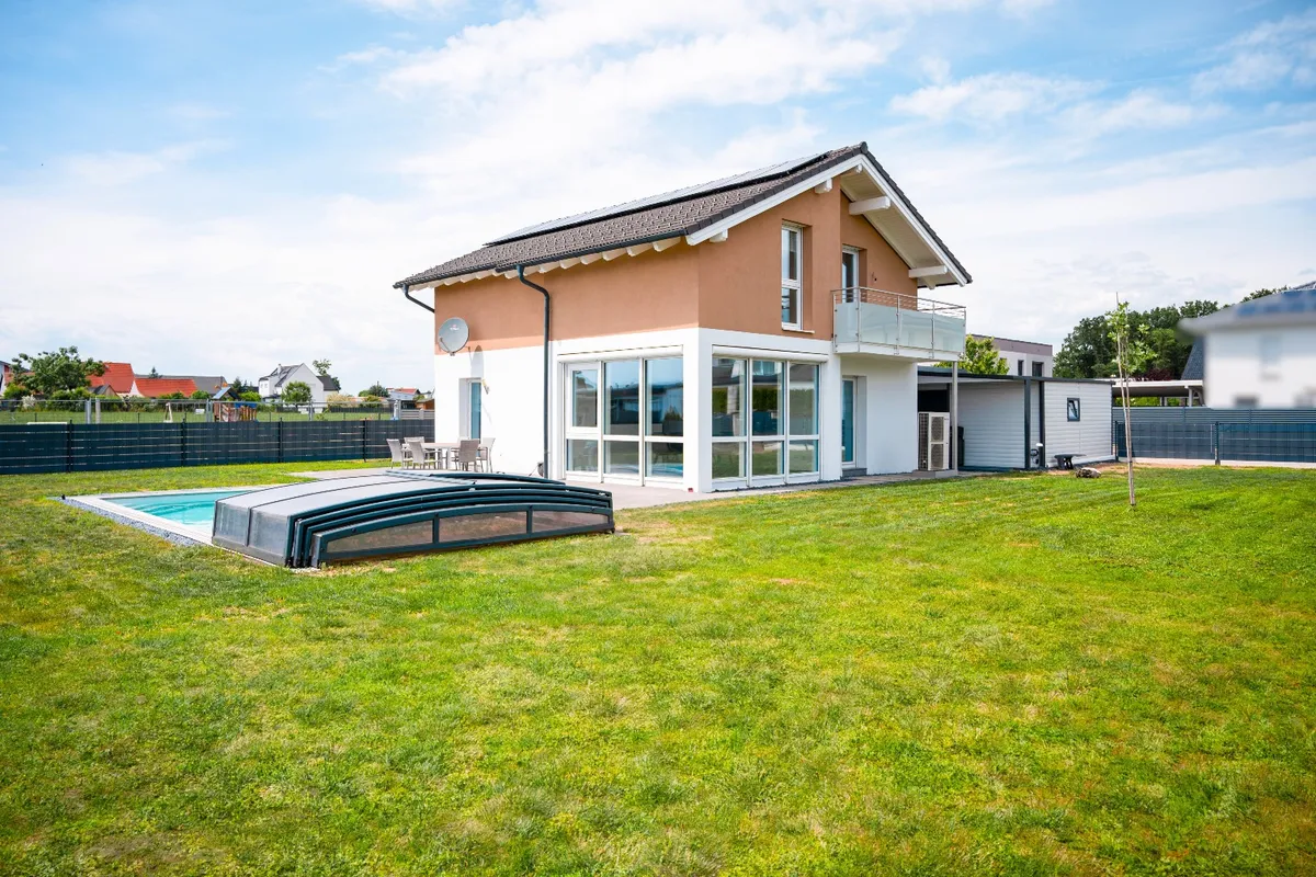 Privatverkauf auf 825 m² Eigengrund, klimatisiertes sonniges Einfamilienhaus mit Pool, PV-Anlage mit Stromspeicher und Carport inkl. E-Ladestation (PROVISIONSFREI) - Ansicht 2