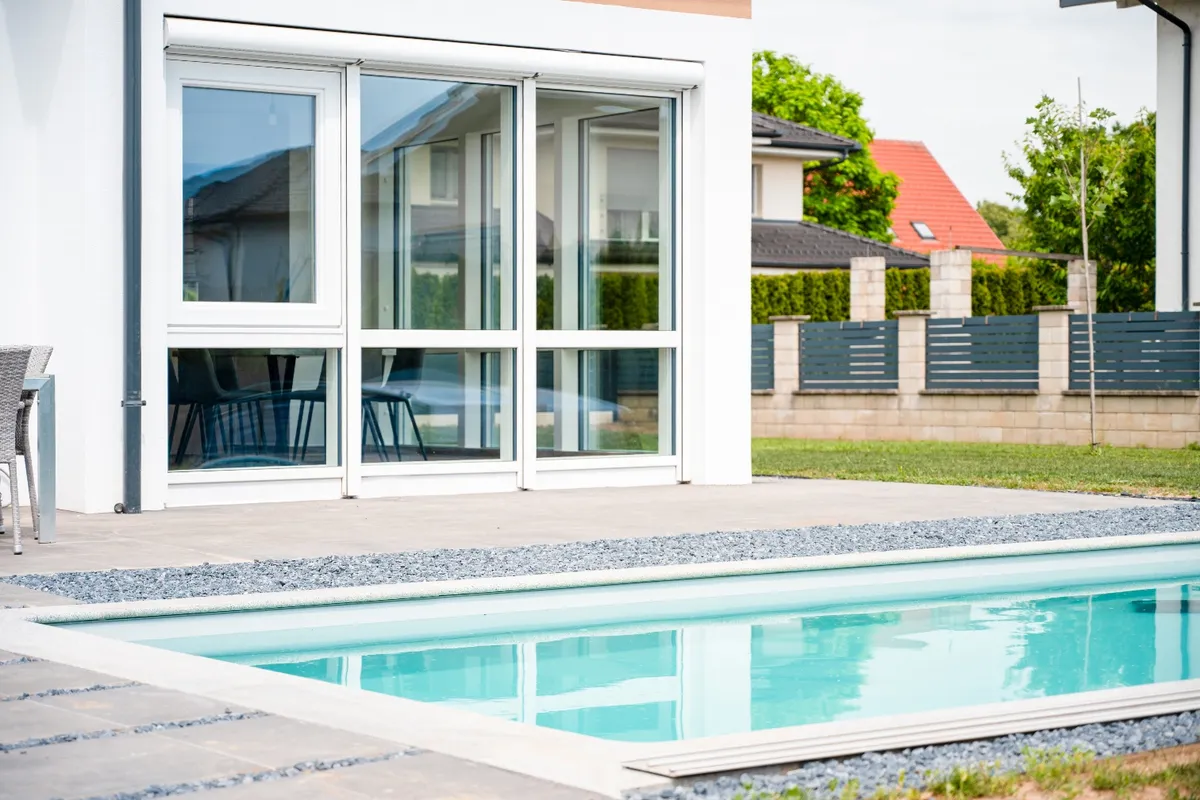 Privatverkauf auf 825 m² Eigengrund, klimatisiertes sonniges Einfamilienhaus mit Pool, PV-Anlage mit Stromspeicher und Carport inkl. E-Ladestation (PROVISIONSFREI) - Ansicht 3