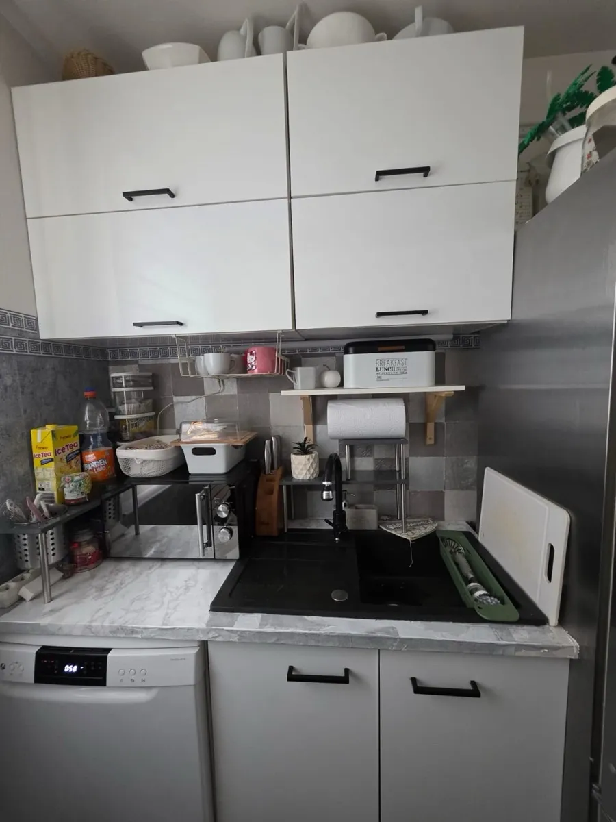 Weiße Einbauküche mit Elektrogeräten, Herd, Backofen & Spüle, € 500,- (1140 Wien)