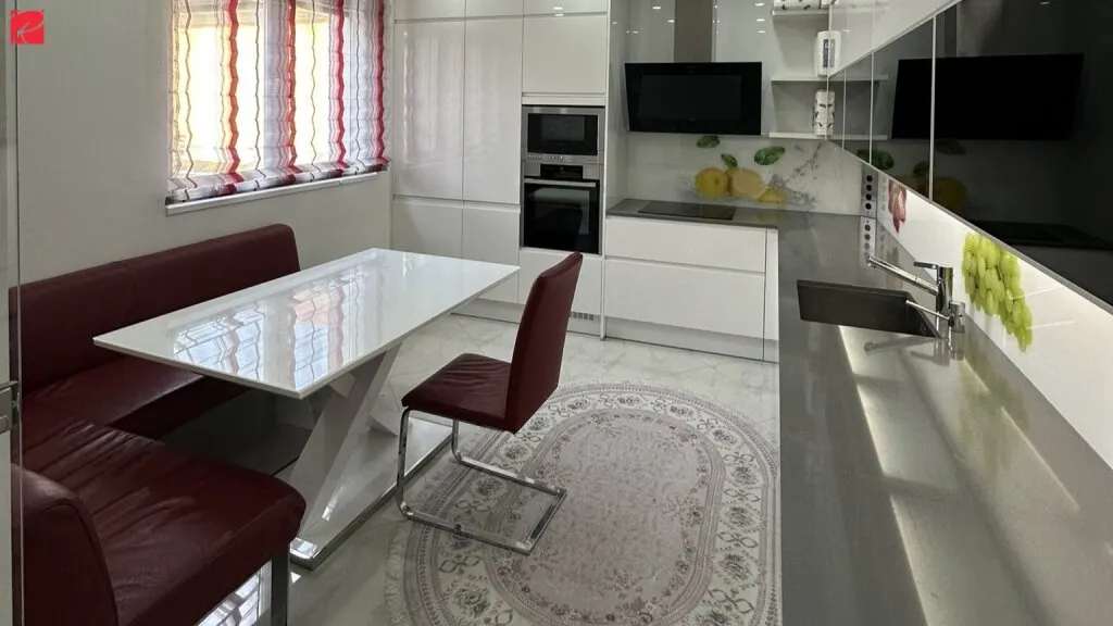 Großes, topausgestattetes Haus mit 8 Zimmer, 2 Terrassen, Garten, Pool- und Wellnessbereich – pohled 3