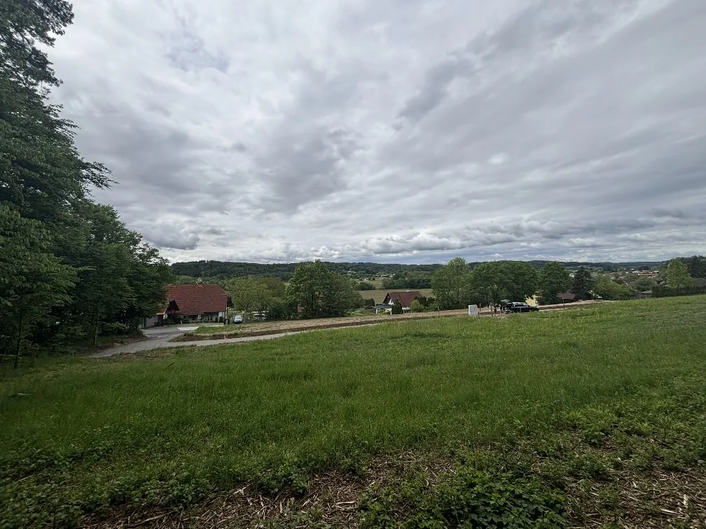 Große Baugrundstücke, leichter Südhang, voll aufgeschlossen - Ansicht 2
