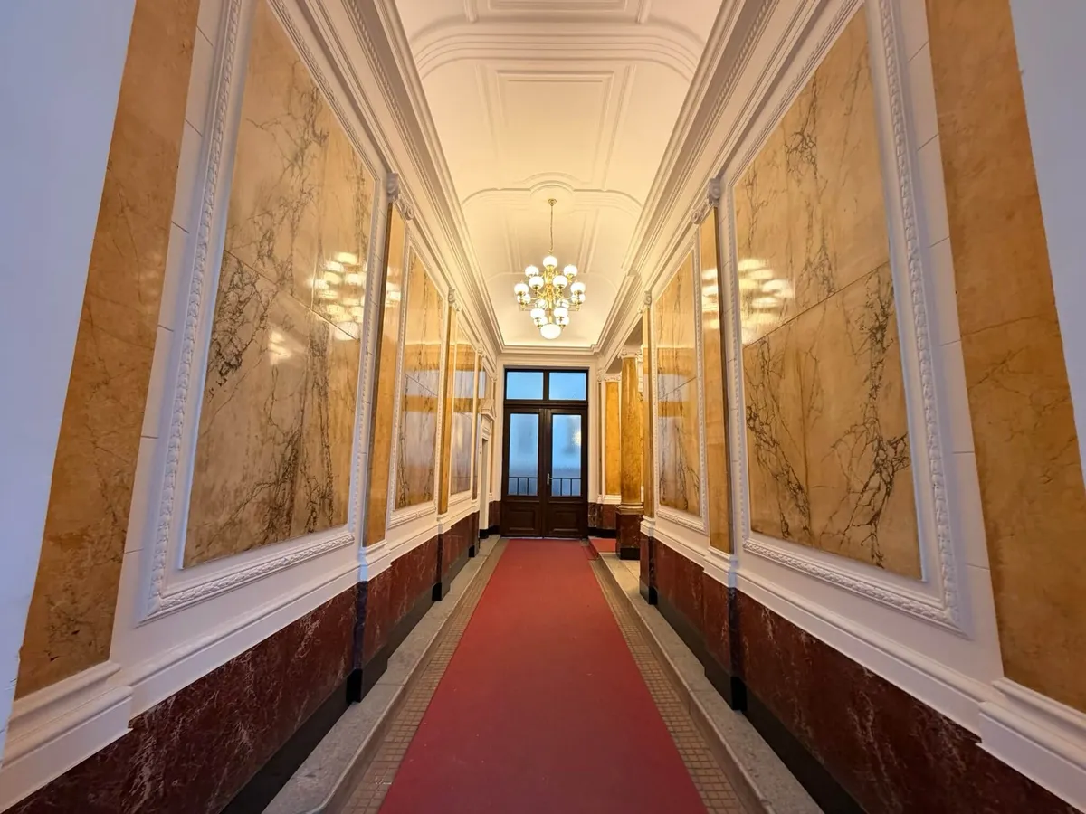 Lichtdurchflutetes klimatisiertes Altbaubüro - Ansicht 2
