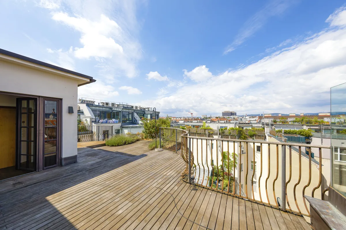 Palaisartiges Wohnhaus mit herrschaftlichen Altbau- und Dachetagen, privatem Lift & Indoorpool - Ansicht 2