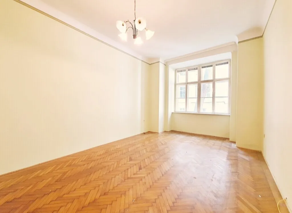 ++NEU++ Generalsanierungsbedürftige ALTBAU-FLAIR & Top-Lage! 2,5-Zimmer-Perle beim Ebner-Eschenbach-Park & Aumann Platz! - Widok 2