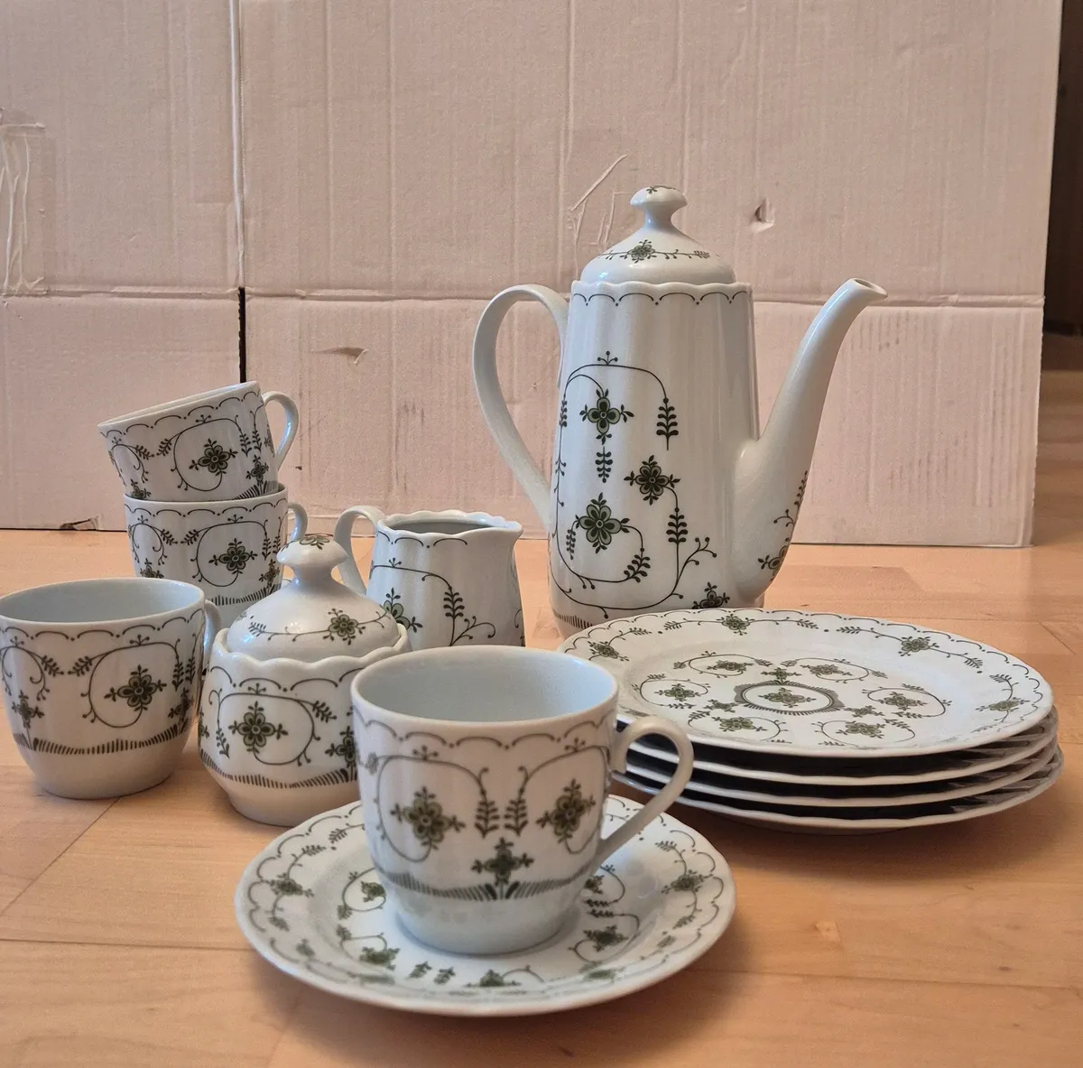 Ilmenau Kaffeeservice grün/ weiß aus DDR, € 20,- (1040 Wien)
