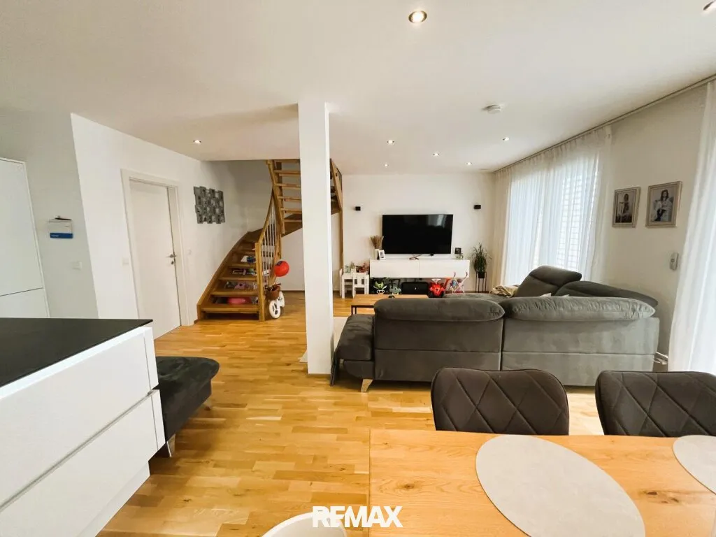 Traumhaftes Wohngefühl - top ausgestattetes Haus mit gemütlicher Terrasse, Garten und 2 Autoabstellplätzen! - Ansicht 2