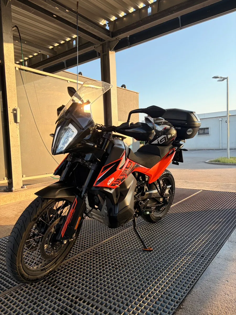 KTM 890