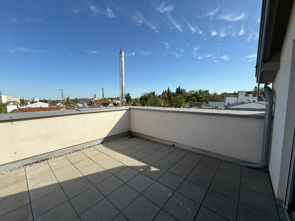 83 m² Dachgeschosswohnung mit viel Licht, großer Terrasse und Galerie zu vermieten – pohled 2