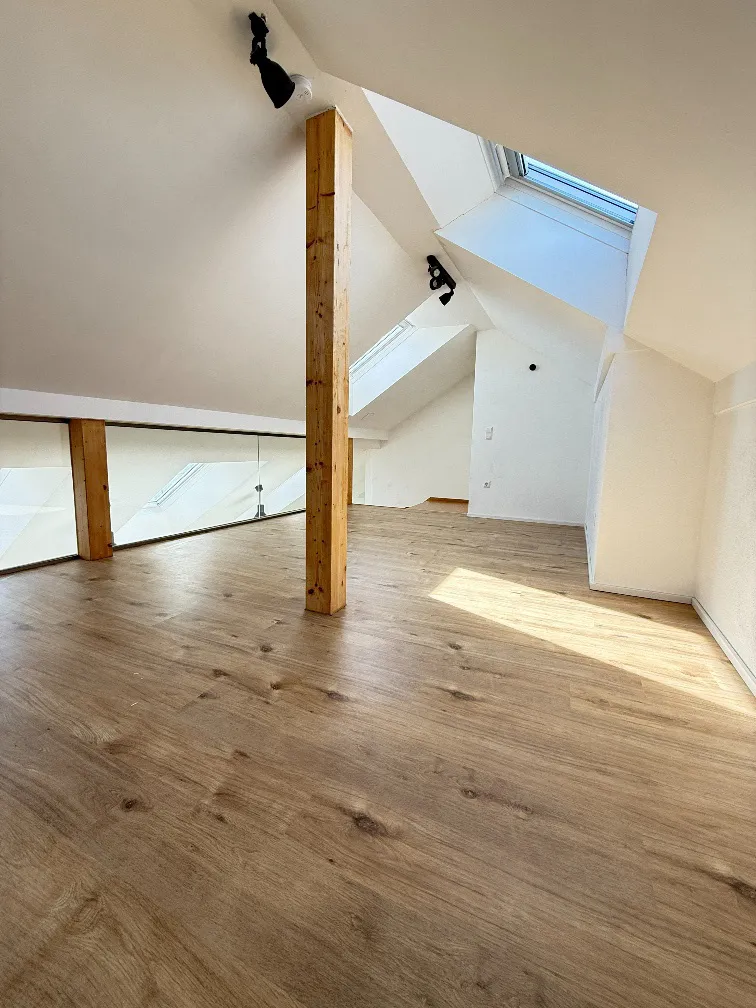 83 m² Dachgeschosswohnung mit viel Licht, großer Terrasse und Galerie zu vermieten – pohled 3