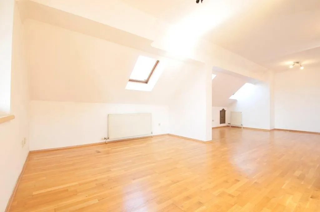 Freundliche Dachgeschosswohnung mit 27 m² Aussichts-Loggia und PKW-Garage; EUR 1.100,-- all INKLUSIVE – pohled 3