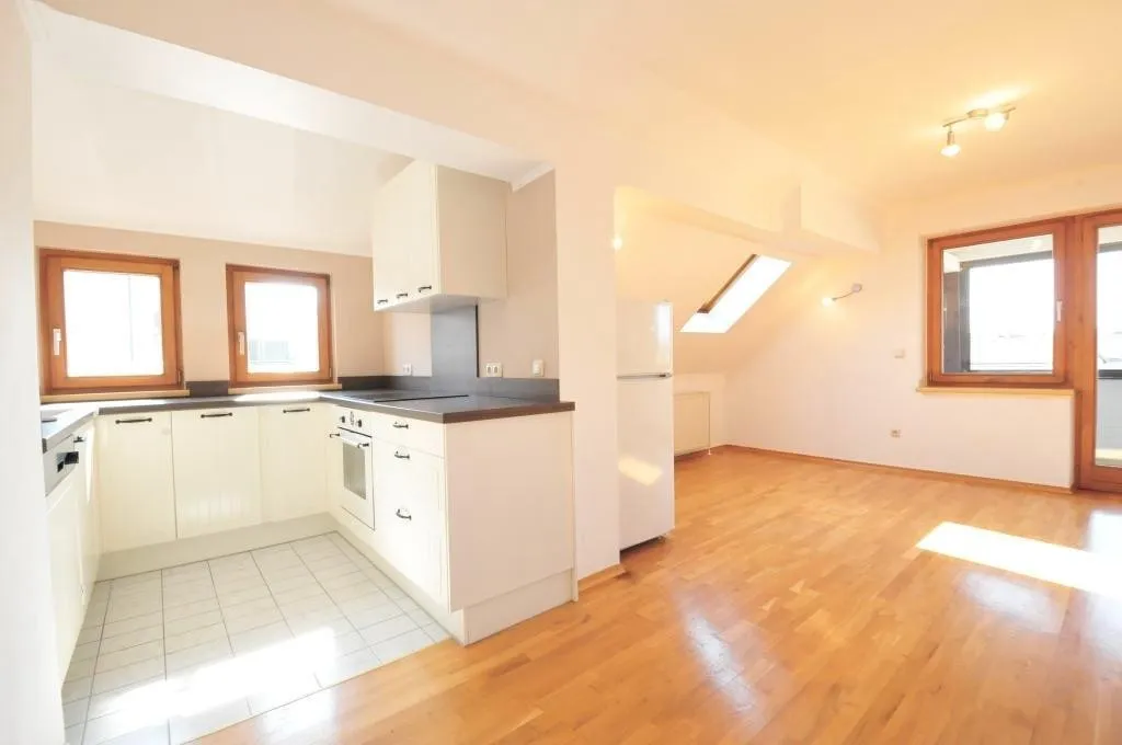 Freundliche Dachgeschosswohnung mit 27 m² Aussichts-Loggia und PKW-Garage; EUR 1.100,-- all INKLUSIVE – pohled 2