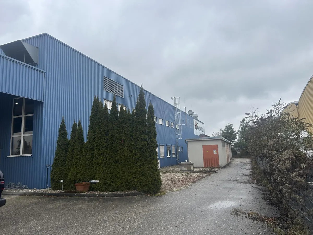 Lager-/Produktionshalle mit Büro in Toplage direkt an der B 1 mit 2500 KVA Stromleistung und Hausbrunne - Widok 2