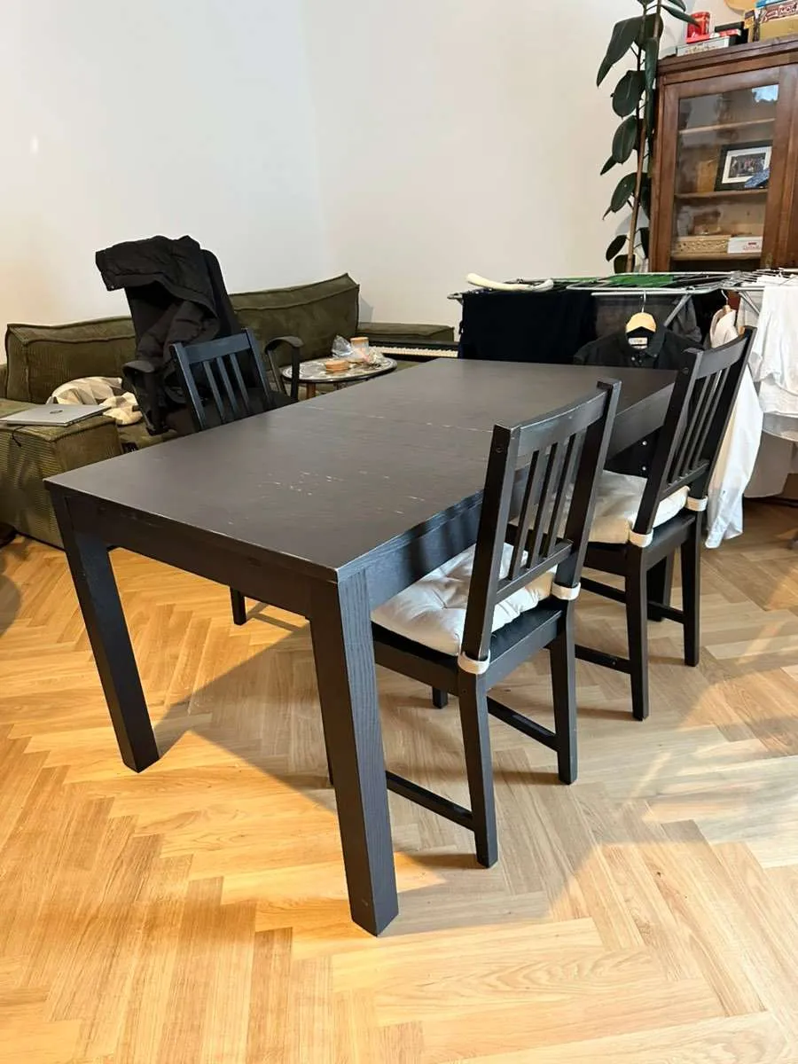 Ausziehbarer Ikea Tisch schwarz mit 3 Stühlen, € 20,- (1090 Wien)
