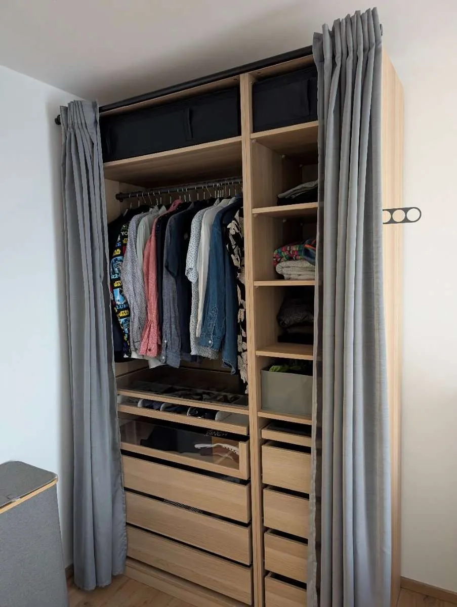 IKEA Pax Kleiderschrank (1m + 50cm Breite, 236cm Höhe) ohne Türen, € 300,- (1220 Wien)