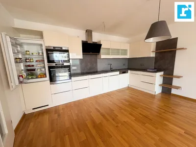 Traumhafte Stadtwohnung mit Balkon und Garage