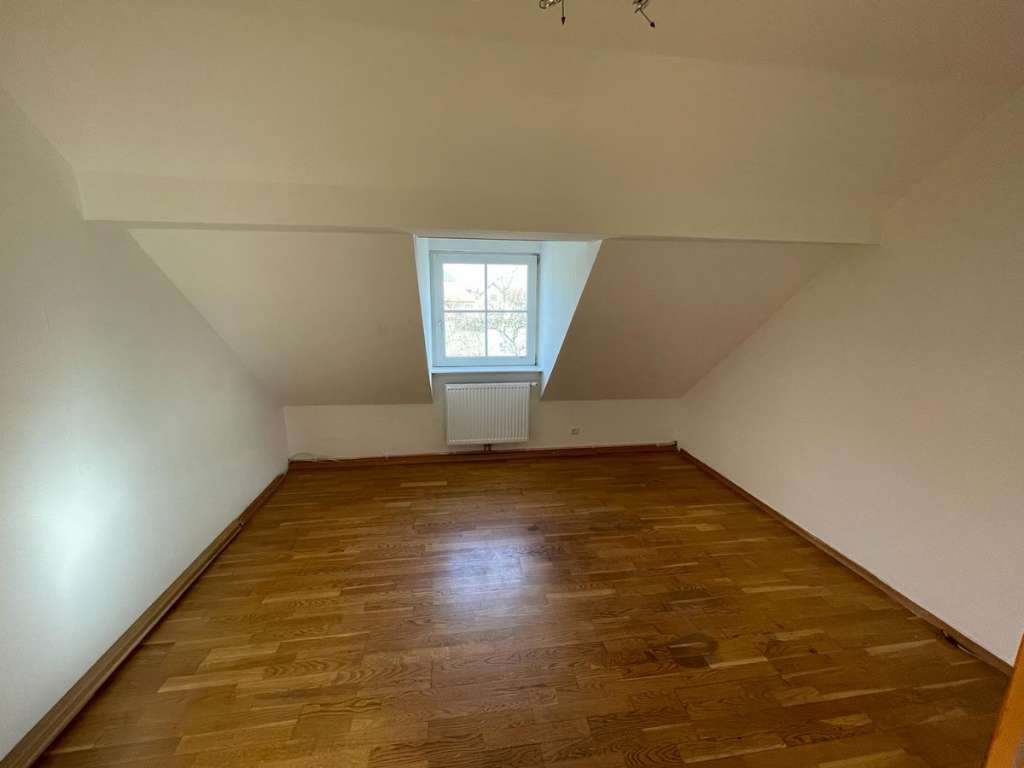 Sonnige Dachgeschosswohnung Mit Viel Platz Zum Wohlfühlen, 74 M², € 449 ...