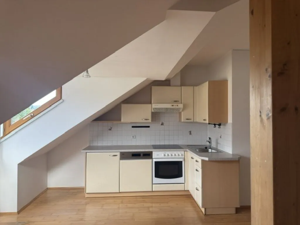Lichtdurchflutete 2-Zimmer-Dachgeschoss-Wohnung in Graz: davon Wohnen/Essen/Kochen, Schlafzimmer- perfekt für Studierend, ideal gelegen Nähe Schillerplatz, ohne Lift, mit Kellerabteil – pohled 2