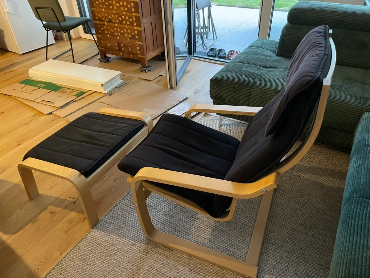 Ikea POÄNG Sessel schwarz mit Hocker, € 25,- (6020 Innsbruck)