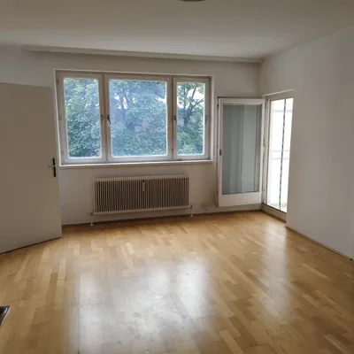 Ruhelage: Hofseitige 2-Zimmer-Wohnung mit großzügiger Loggia – Bild 2