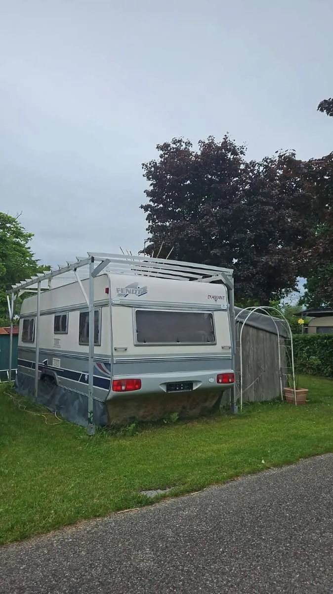 Dauercamping-Oase im Almtal: Fendt Diamant 620 (absolut dicht!) mit freistehendem Holzvorbau - Ansicht 2
