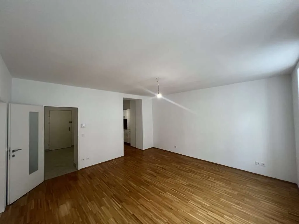 Nahe AKH! Sanierte + lichtdurchflutete 2-Zimmer-Wohnung! Generalsanierter Altbau ++ Garagenstellplätze im Haus!! - Widok 3