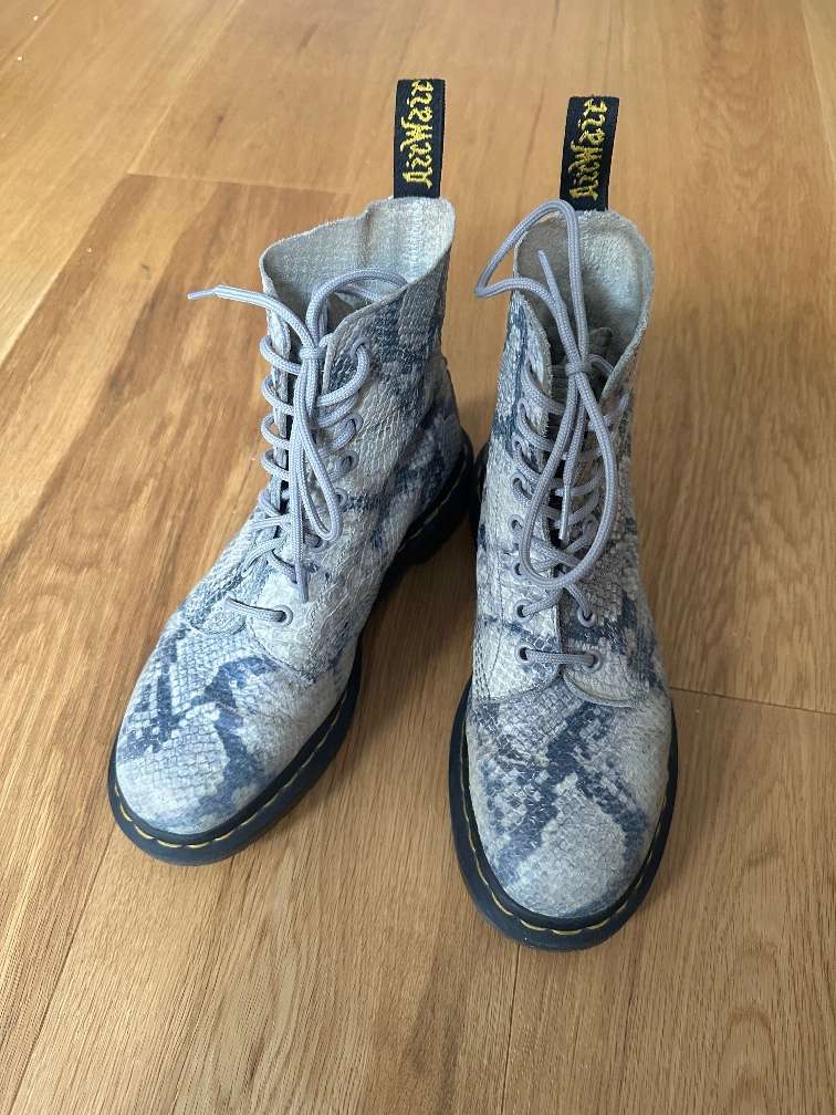 Dr martens hotsell pascal 40