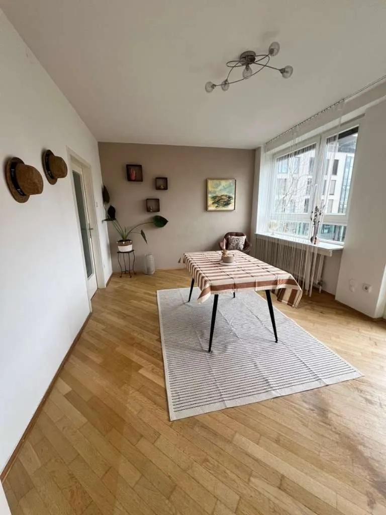 Wunderschön möblierte 104 m² große Familienwohnung oder WG direkt neben der KF Uni | 2 Balkone | Parkplatz | Privat - Ansicht 3