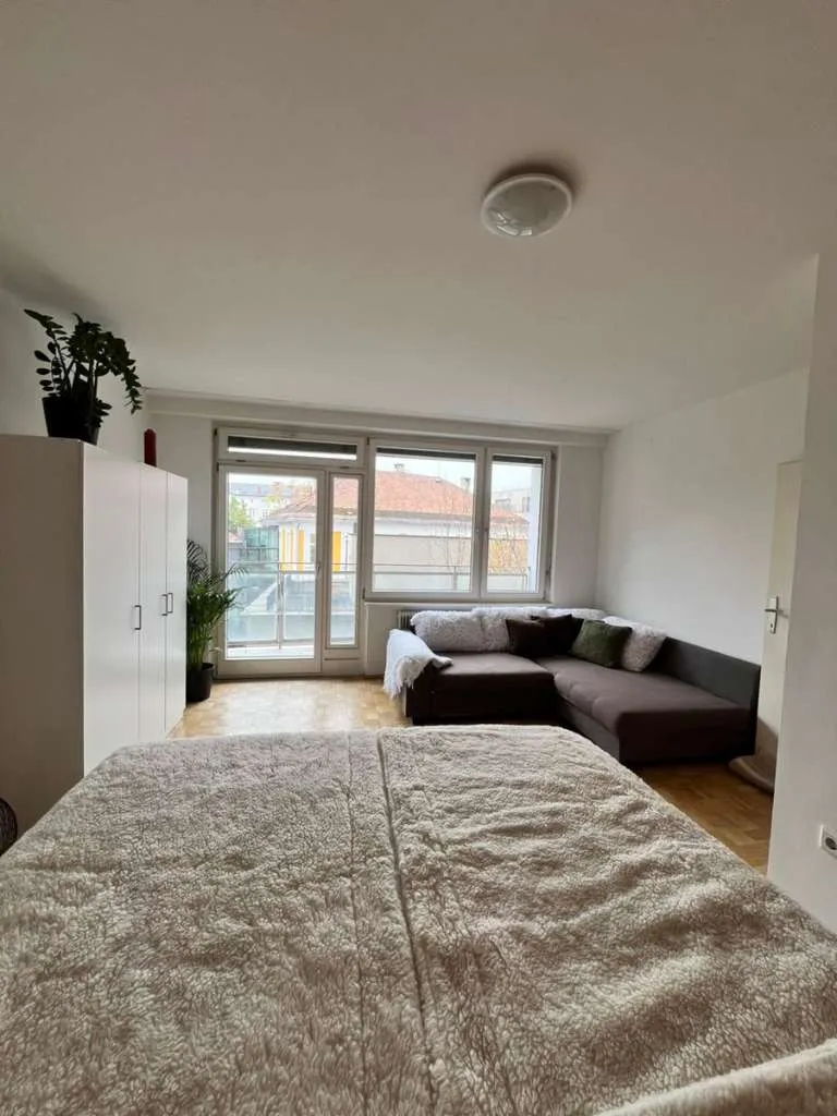 Wunderschön möblierte 104 m² große Familienwohnung oder WG direkt neben der KF Uni | 2 Balkone | Parkplatz | Privat - Ansicht 2